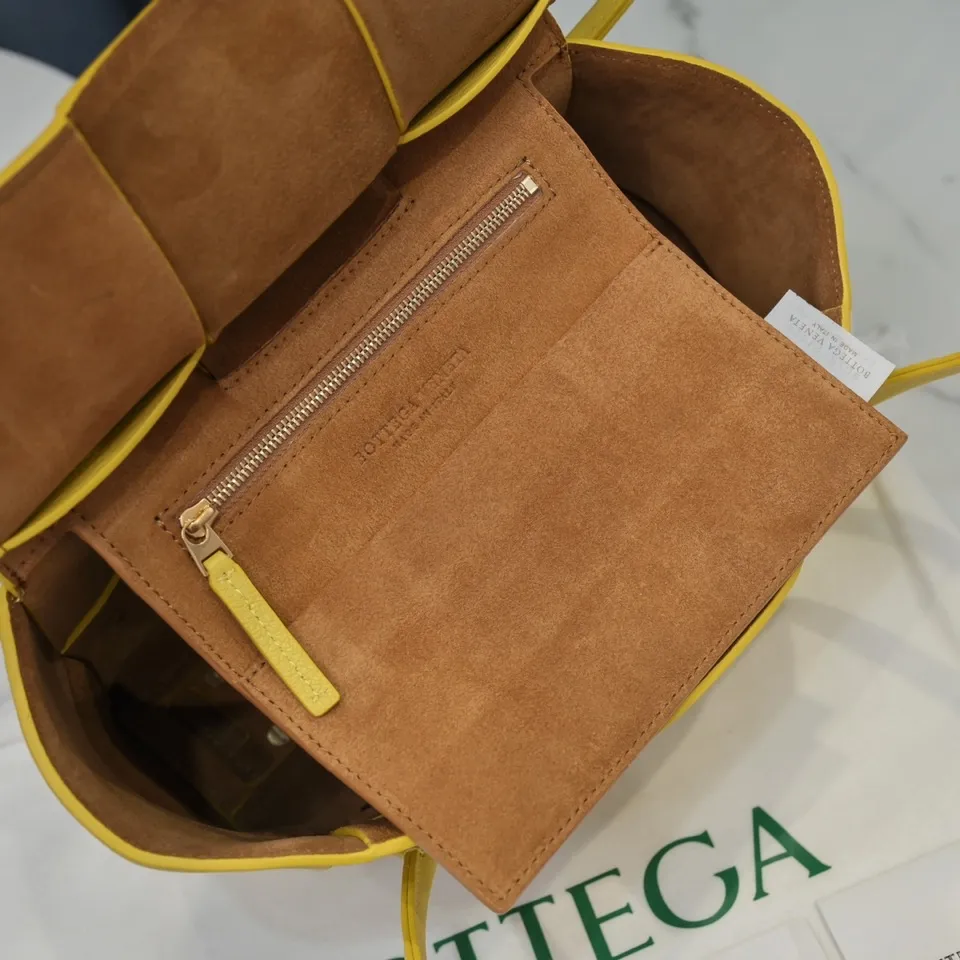 Bottega Veneta [Love]Arco Medium 🖤Litchi pattern/Size: Bag opening 33, bag body 22*6*20 BV’s most classic elements, showing the uniqueness of art, maintaining fresh fashion radiance, high-end design, more fashionable, effortlessly bringing out the soul of the bag, easy to wear, large capacity, don’t worry about things, absolutely enough to hold! Model 【6683#】Pineapple Yellow